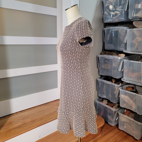 Loft Tan and Navy Geometric Flared Hem short Sleeve Dress Size 2 - Picture 5 of 16